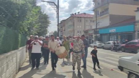 Askerlik hayalini temsili eğlence ile gerçeğe dönüştürdüler