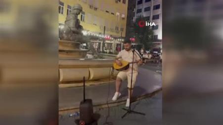 Üsküp caddelerinde seslendirdiği ‘Sivas’ın Yollarına’ türküsü ile büyük beğeni topladı