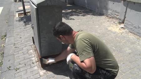 "Herşey belediyeden beklenmez" dedi, paslı ve bakımsız aydınlatma direklerini kendi imkanları ile boyadı