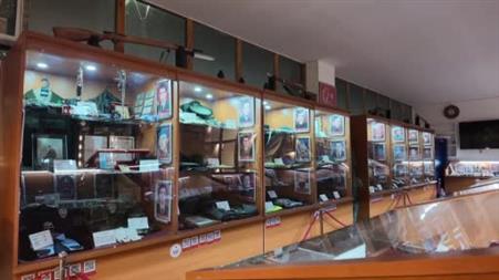Şehit polis memurunun saçma isabet eden telefonu müzede görenleri duygulandırıyor