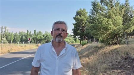 Mahalle muhtarından yol kenarlarındaki kurumuş otlar için ’yangın’ uyarısı