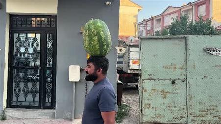 Kafasında 40 kiloluk karpuz varken bisiklet sürüyor, halay çekiyor, koşuya katılıyor