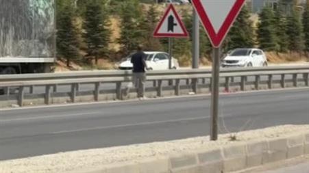 Yola düşen Türk bayrağını yerde bırakmadı