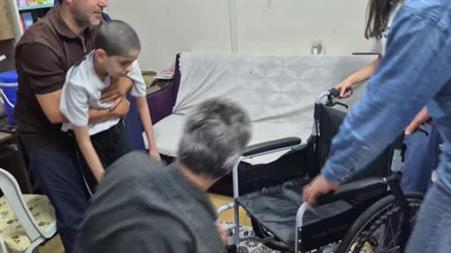 Depremzedelere yardım etmek için 1 ton mavi kapak topladı