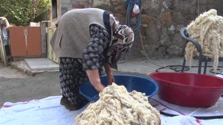 Gençler zahmetine girmiyor, o yünlerini kışa hazırlıyor