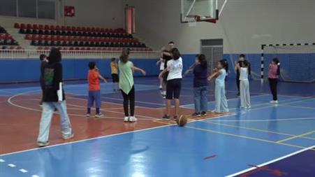 İşitme engelli Koç Fikret Sözen, parkenin yıldızlarını yetiştiriyor