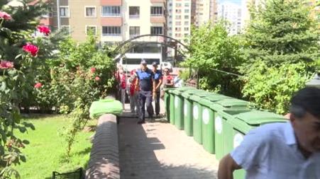 Evden 5 kamyon çöp çıkartıldı