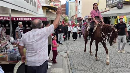 Mehteran takımını gören adam adeta çocuklar gibi sevindi