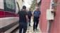 Küçük çekiçle apartmanı birbirine katan kadının korkan çocuğunu polis sakinleştirdi