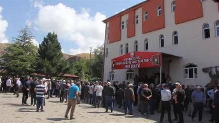 İzmir’de trafik kazasında hayatını kaybeden karı koca memleketleri Sivas’ta toprağa verildi