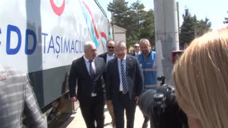 Vali Yılmaz, yerli ve milli elektrikli lokomotif E5000’i sürdü