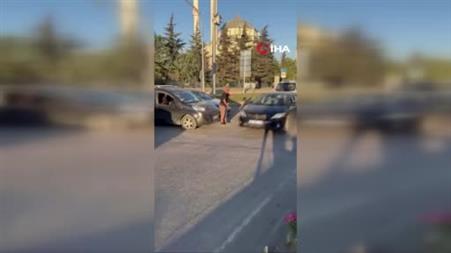 Trafik yoğunluğu oluştu, vatandaş araçların geçişini yönlendirmeye çalıştı