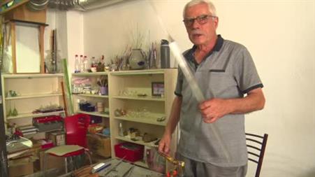 70 yaşındaki adam laboratuvar için ürettiği camları şimdi sanat için şekillendiriyor