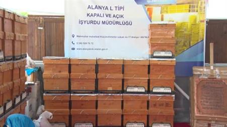 Hükümlü ve tutukluların ürettiği yüzlerce ürün fuarda vatandaşlarla buluştu.