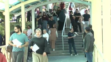 Hastanede tedavi gördüğü yatağından kalktı, kızına destek olmak için sınav merkezine gitti