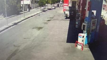 Düşürdüğü çantasına kavuşan yaşlı kadın polislere para verip çay ikram etmek istedi