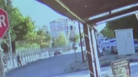 Karaman’da çöp kamyonundan düşen 2 işçi yaralandı: Kaza anı kameraya yansıdı