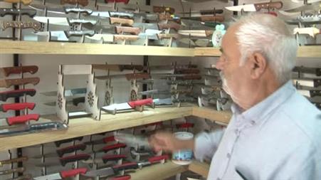 Dede torun aynı dükkanda Sivas bıçağı üretiyorlar