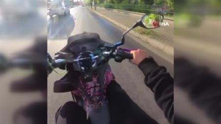 Türk bayraklarını yerde gören kadın kuryeden örnek davranış