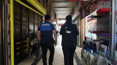 Dilenci denetiminde ilginç anlar: Zabıtaya yakalandı, kamerayı görünce alkışladı