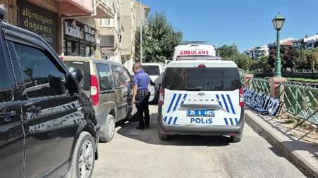 Aracını çekmek için gelmişti, direksiyon başında hayatını kaybetti