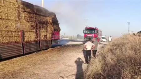 Elmadağ’da bir kamyonetteki saman balyaları yandı