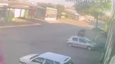 Motosikletlerin çarpıştığı kaza anı kamerada: 1’i ağır, 3 yaralı