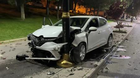 Kontrolden çıkan otomobil aydınlatma direğine saplandı: 4 yaralı