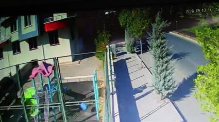 Kontrolden çıkan otomobil apartmanın bahçesine düştü: 1 yaralı
