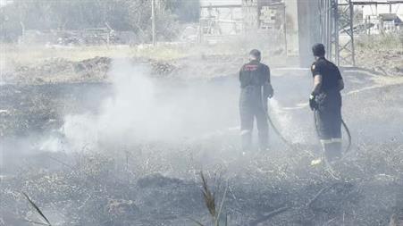 Aksaray’da kurumuş otların tutuşması ile yangın çıktı