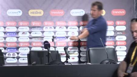 Emre Belözoğlu: "Futbol, anları çok doğru oynamanız gereken bir oyun"