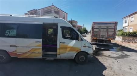 Karaman’da minibüs ile kamyon çarpıştı: 2 yaralı