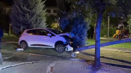 Karşı yola geçen otomobil elektrik direğine çarparak durabildi