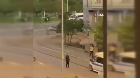 Kayseri’deki bıçaklı kavgada ölen şahsın, olay öncesi keserle yürüdüğü anlar kameraya yansıdı