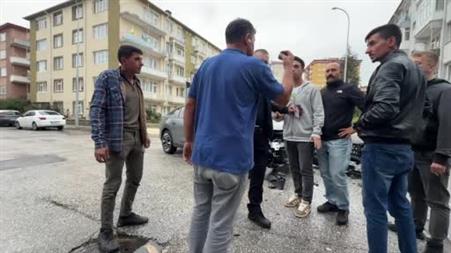 Bir kişinin yaralandığı trafik kazası sonrası yaşanan gerginlik güçlükle yatıştırıldı