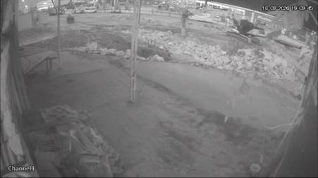 Otomobil inşaatın kazı alanına uçtu: 2 yaralı