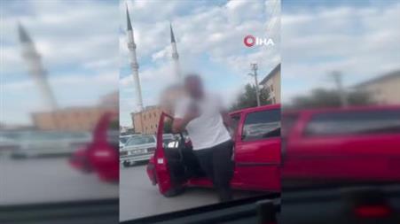 Kendisine korna çalanları ölümle tehdit etti: O anlar kameraya yansıdı