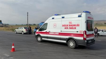 Otomobiller kavşakta çarpıştı: 4 kişi yaralandı