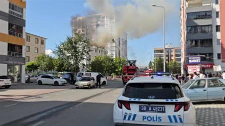Öğrenci yurdunun çatısında yangın çıktı, çok sayıda ekip sevk edildi