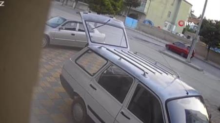 Freni patlayan minibüs taksiyi önüne kattı, direğe çarparak durabildi: 1 yaralı