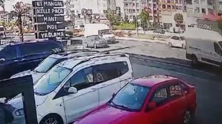 Kayseri’de tırla çarpışan otomobilin takla attığı kaza kamerada