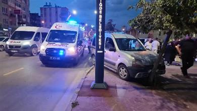 Niğde’de panelvan araç ve motosiklete çarpan hafif ticari araç, ağaca çarparak durabildi: 3 yaralı