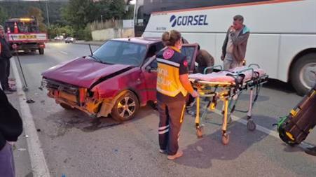 Kontrolden çıkan otomobil aydınlatma direğine çarptı, sürücü yaralandı