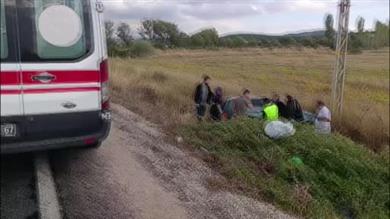 Kaygan yolda kontrolden çıkan otomobil şarampole devrildi: 1 yaralı