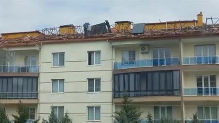 İş güvenliğine aldırmadan çatıda canlarını hiçe sayarak çalıştılar