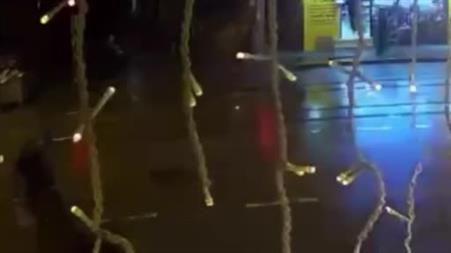Kontrolden çıkan SUV araç çöp konteynerine ve elektrik panosuna çarptı