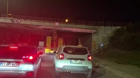 Üst geçide sıkışan tır trafiği aksattı