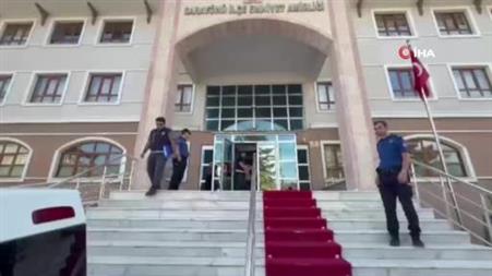 Yutarak vücutlarında getirdikleri uyuşturucular polisten kaçmadı