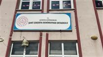 Minik eller ve yöneticiler kolları sıvadı, okulda tadilat yapıldı