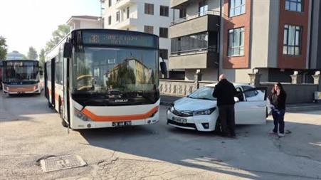 Eskişehir’de belediye otobüsü ile otomobil çarpıştı: 2 öğrenci yaralandı